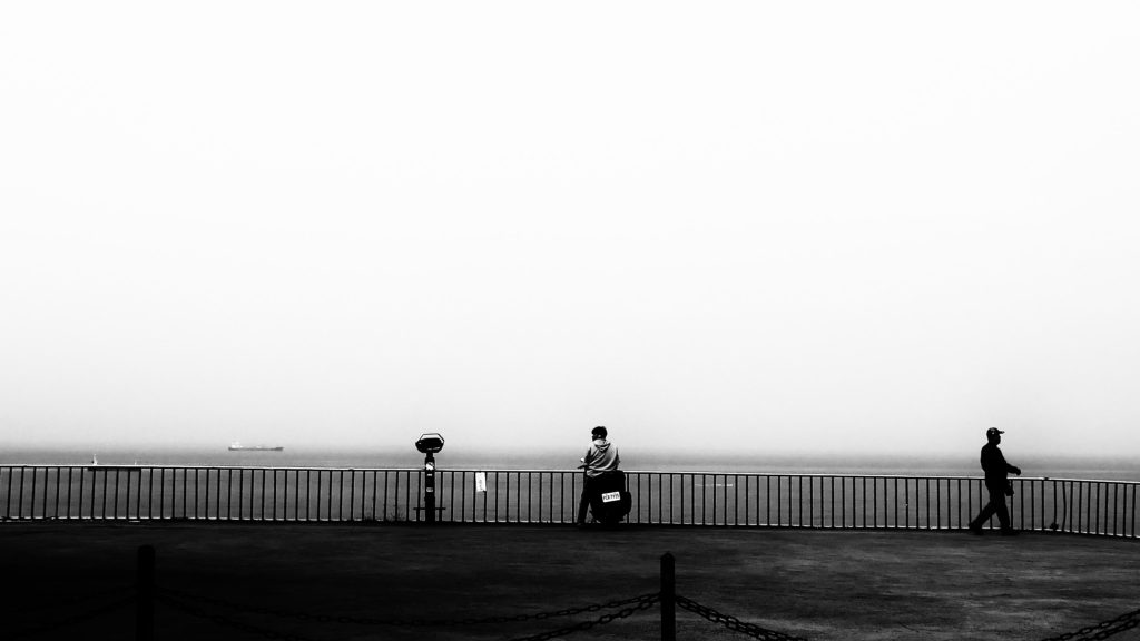 Une vue en noir et blanc de l'ocean